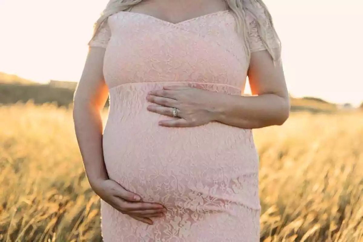 Mujer embarazada en la naturaleza