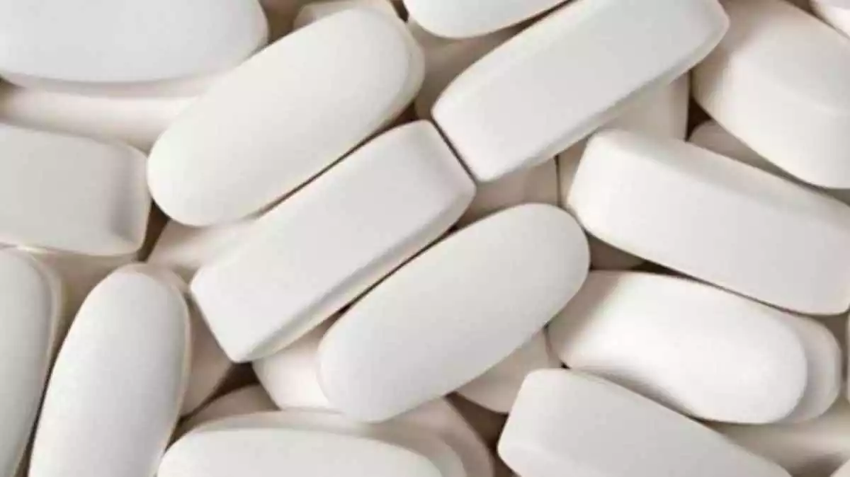 Imagen de muchas pastillas de color blanco que recuerdan al Ibuprofeno