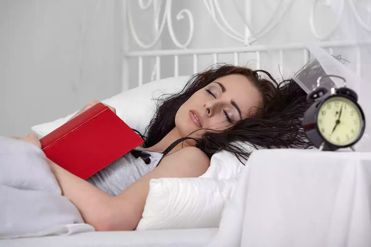 Chica dormida con un libro encima