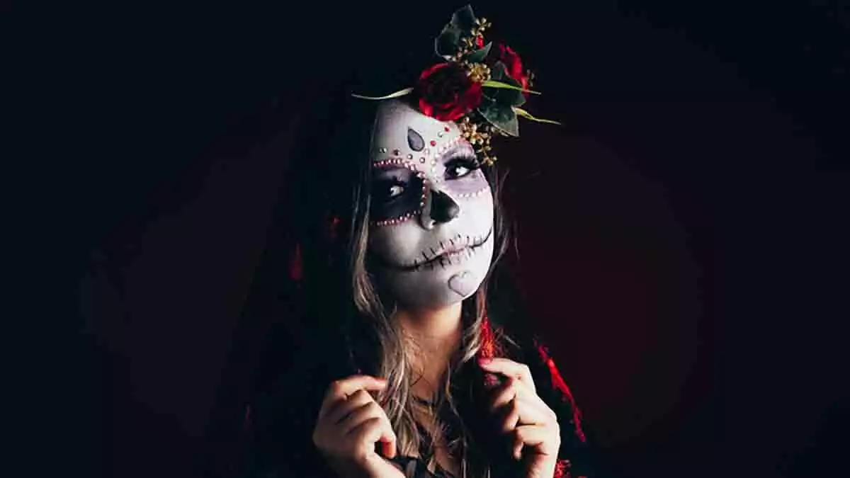 Mujer maquillada de Catrina para el Día de Muertos