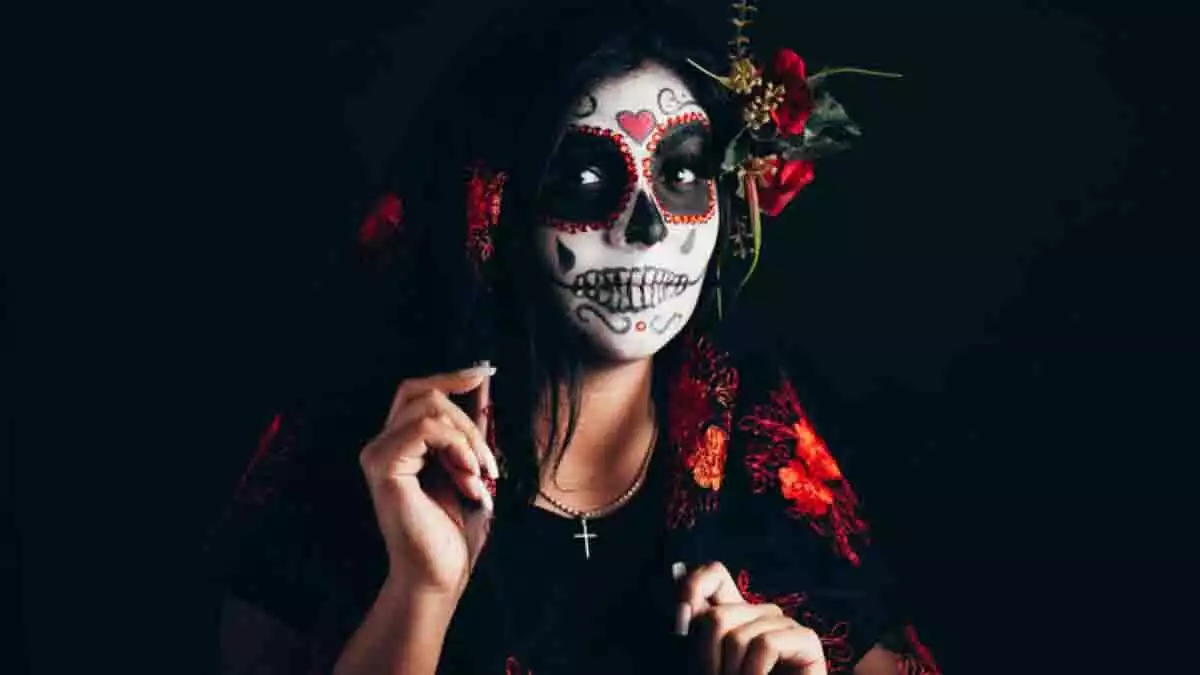 Mujer maquillada de catrina mexicana