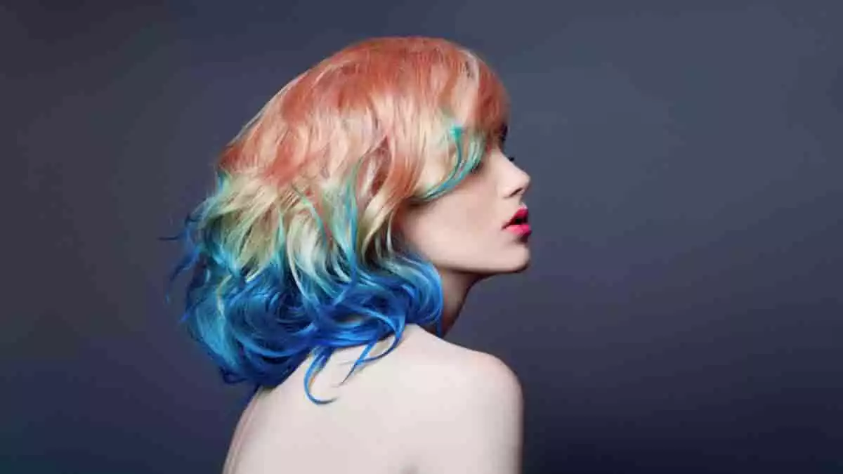 Mujer joven con el cabello teñido de arcoíris