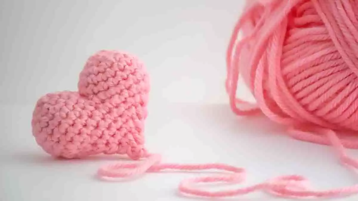 Corazón hecho con un ovillo de lana