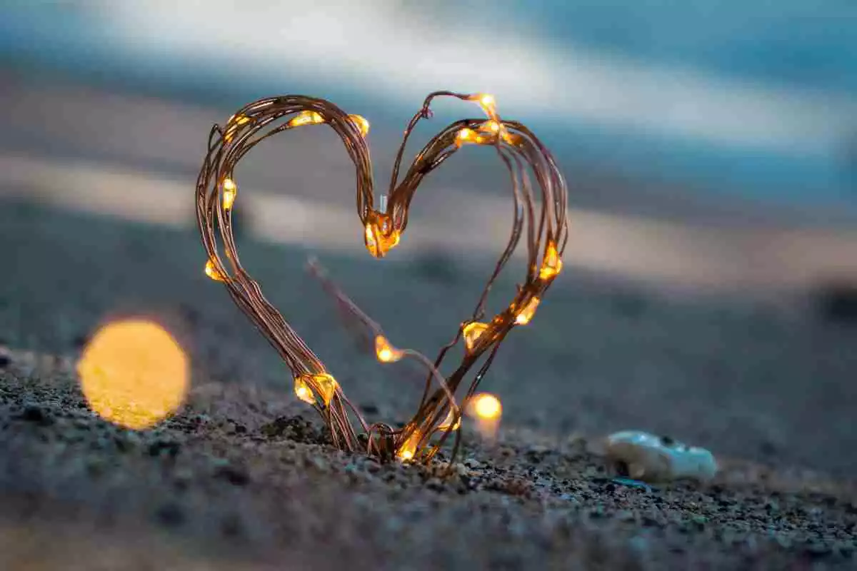 corazón luminoso en la arena