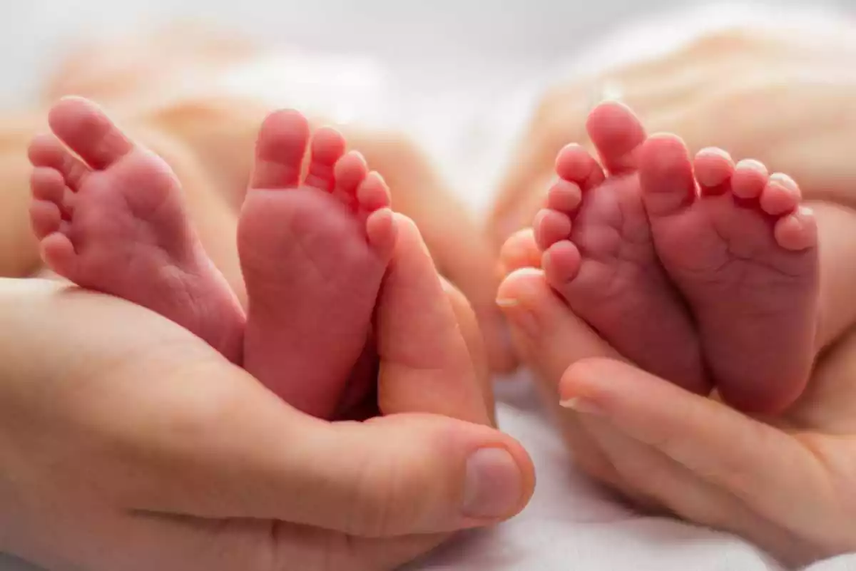 Fotografía de los pies de dos bebés gemelos