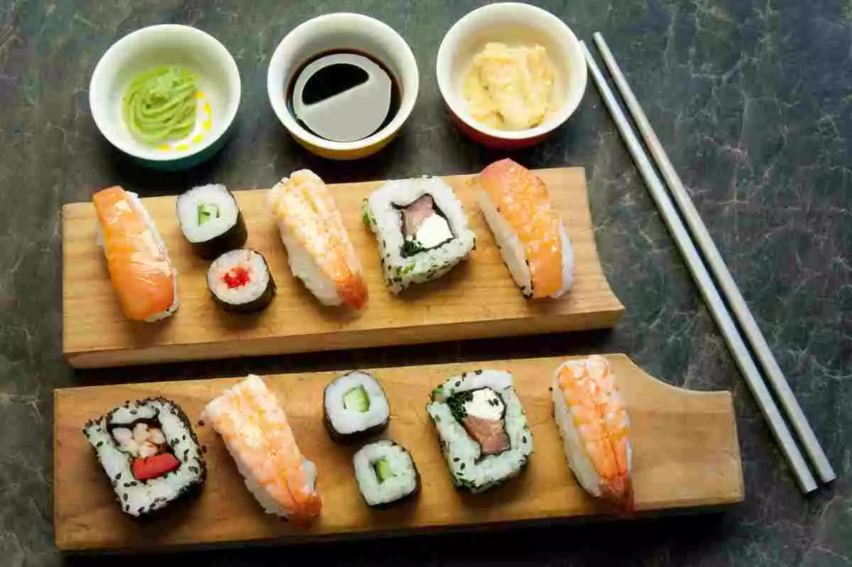 Imagen de archivo de varios trozos de sushi y acompañamiento