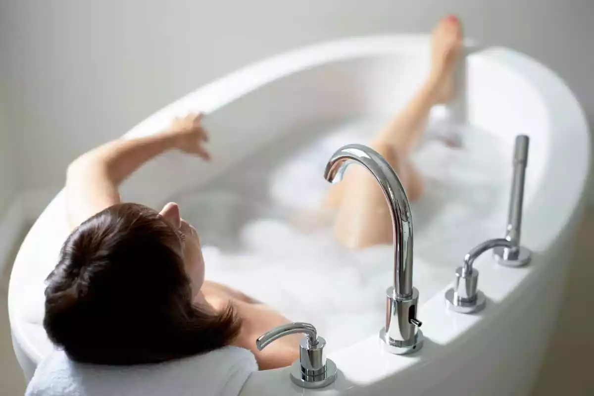 Imagen de una persona en un baño caliente