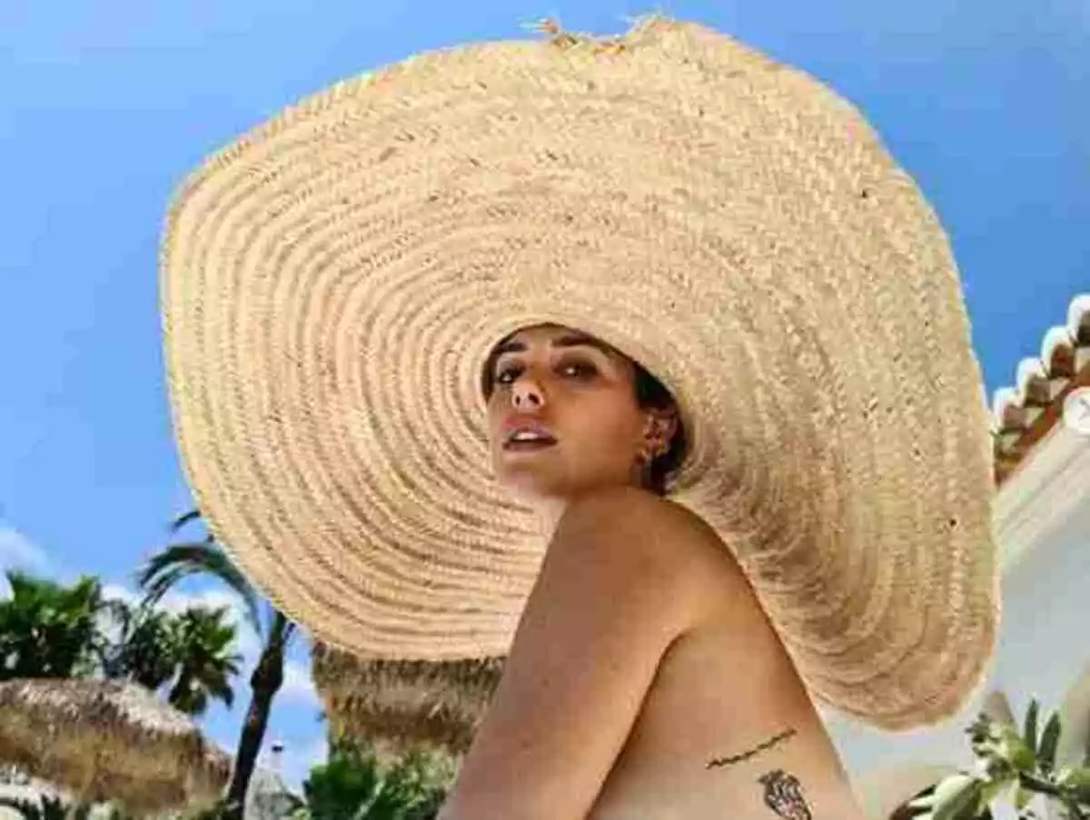 Blanca Suárez con sombrero de paja XXL