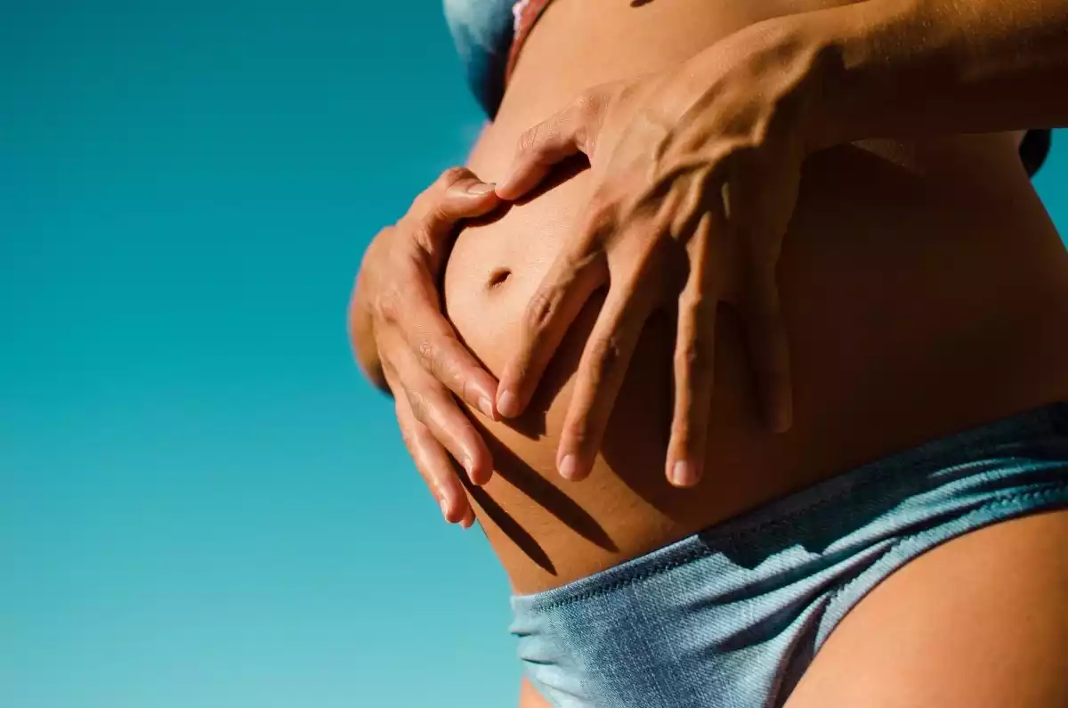 Fotografia del ombligo de una mujer embarazada