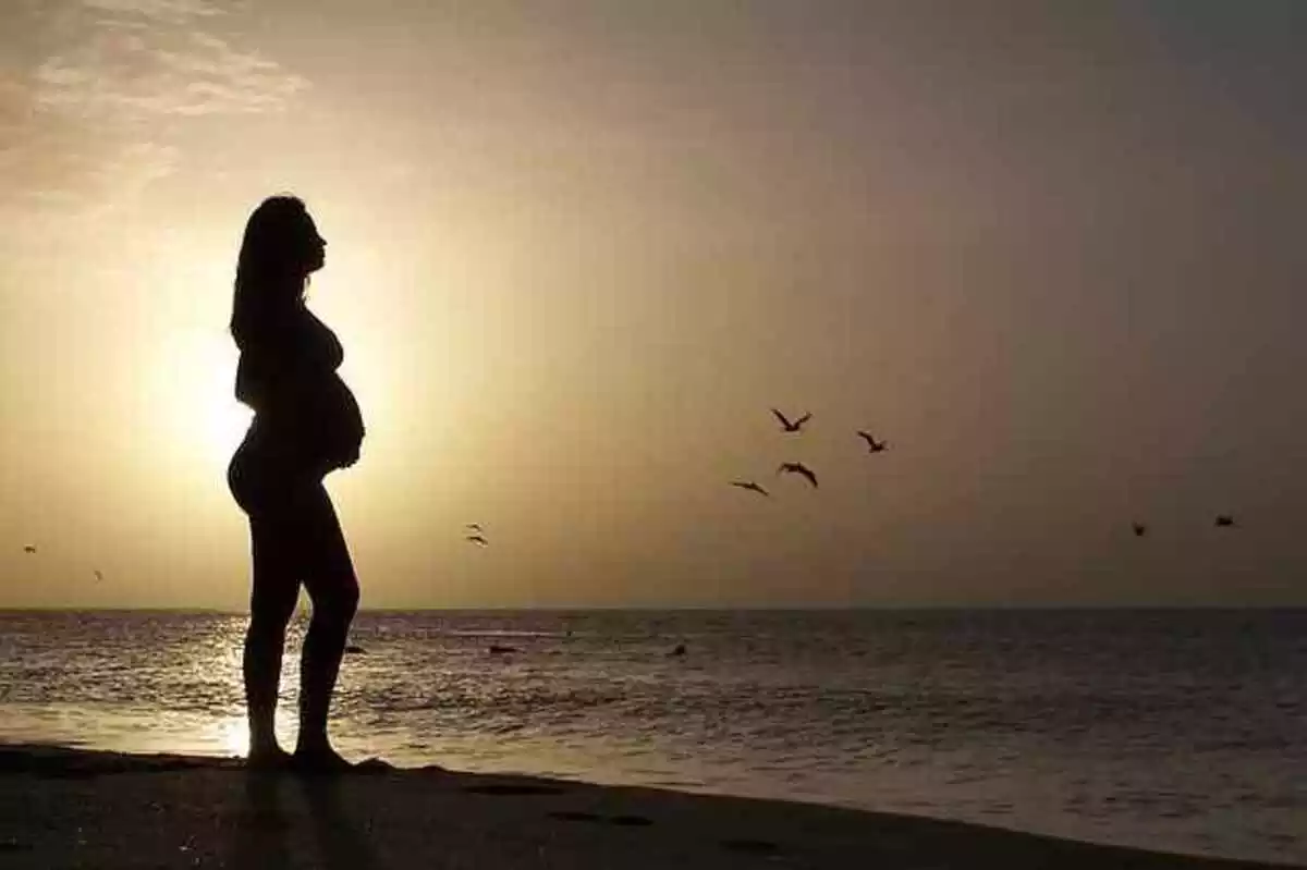 Mujer embarazada en la playa