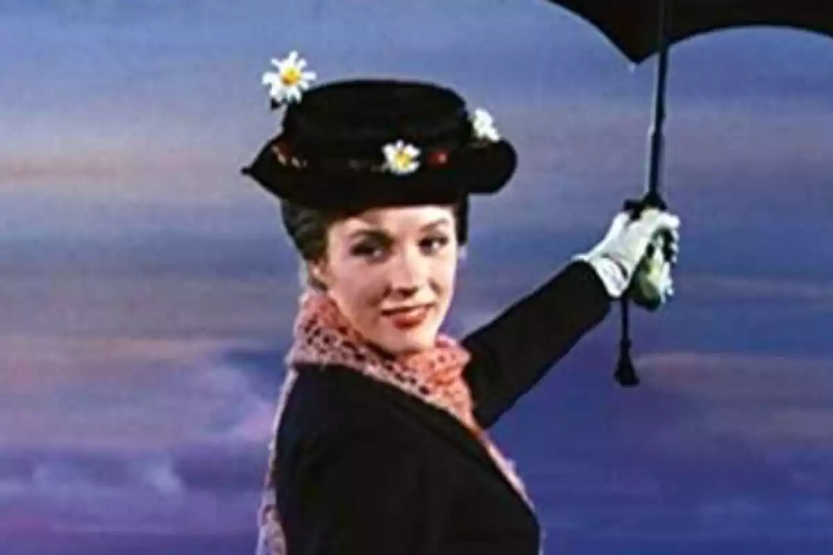 Julie Andrews como Mary Poppins en la película "Mary Poppins" sujetando el mango de su paraguas