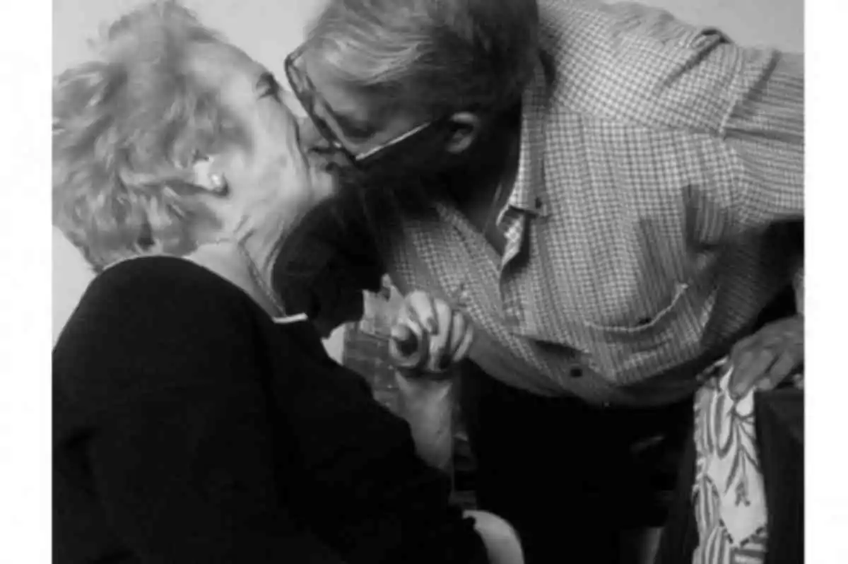 La abuela y el abuelo de Sara besándose