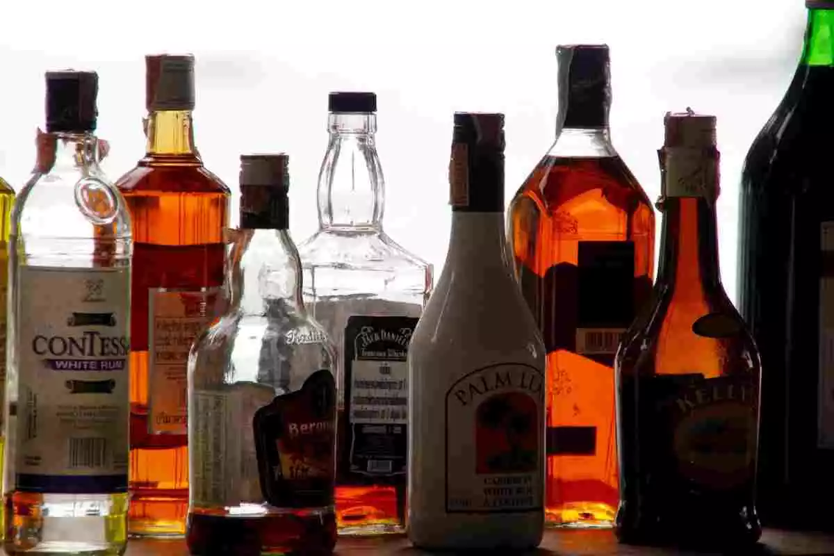 Imagen de archivo de unas botellas de alcohol.