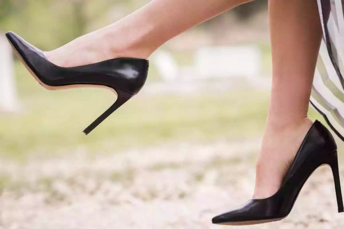 Piernas de una mujer que porta zapatos de tacón