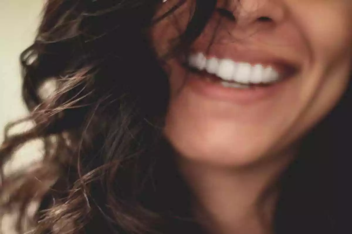 Plano de detalle de la boca de una mujer sonriendo