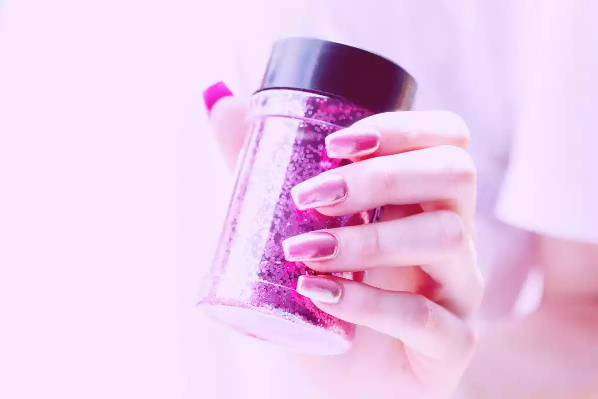 Bote de laca de uñas con purpurina