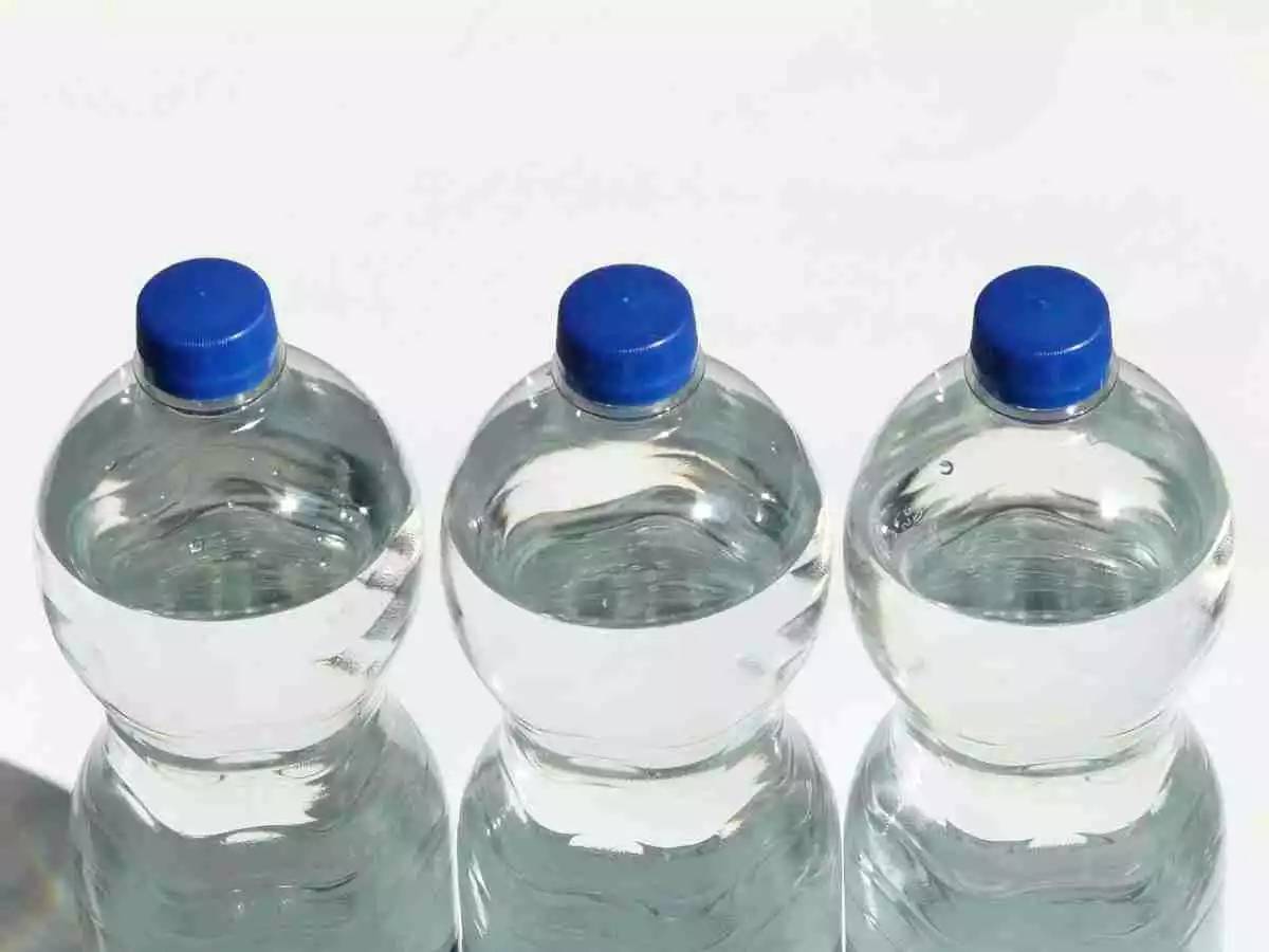 3 botellas de plástico de agua