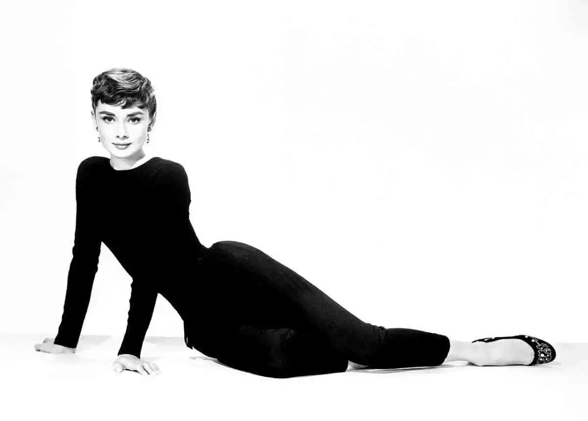 Audrey Hepburn estirada posando