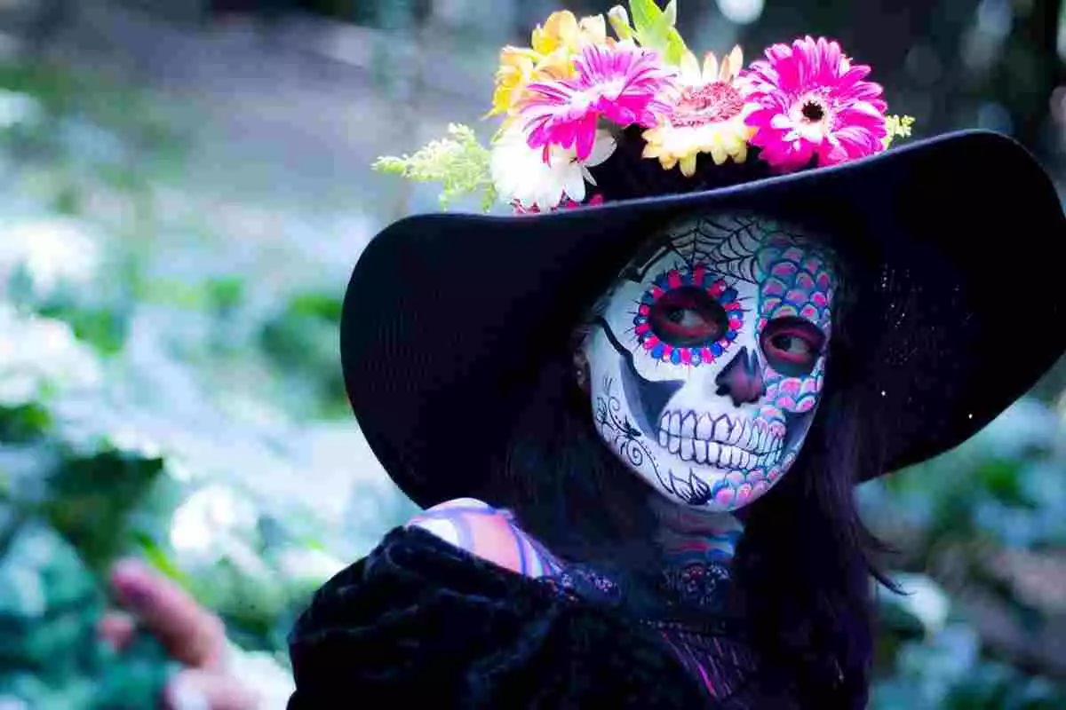 Chica maquillada para el día de muertos en México