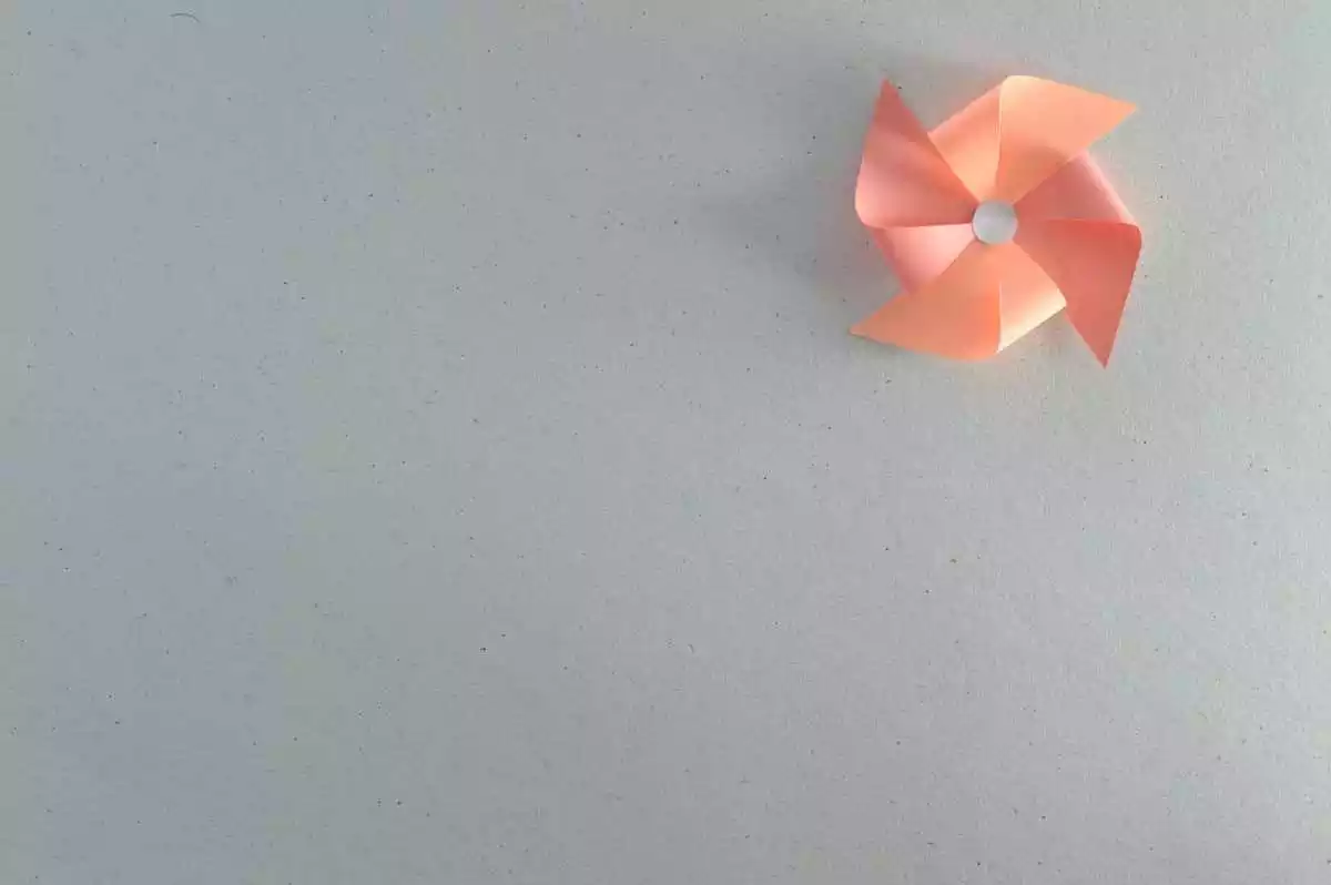 Flor color naranja hecha de papel