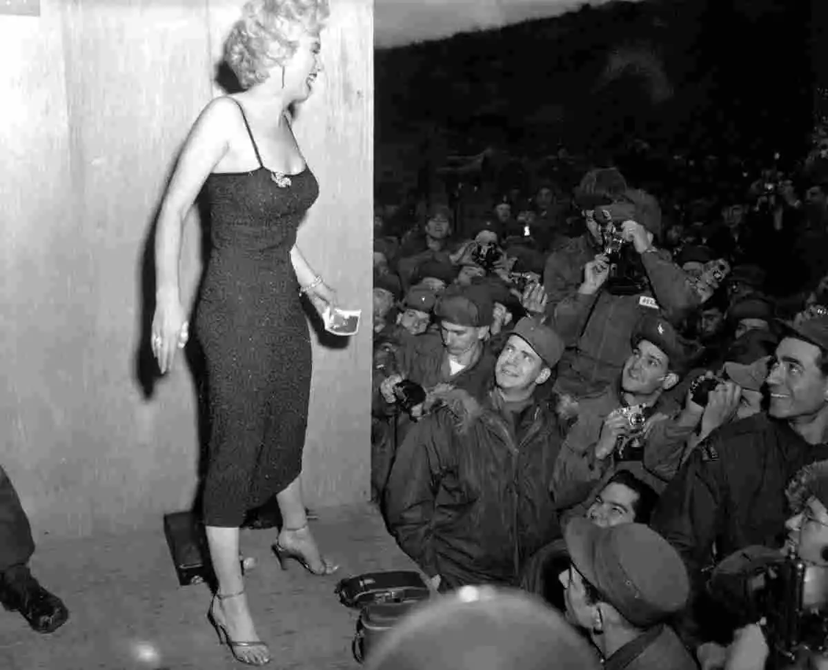 Marilyn Monroe visitando a soldados estadounidenses