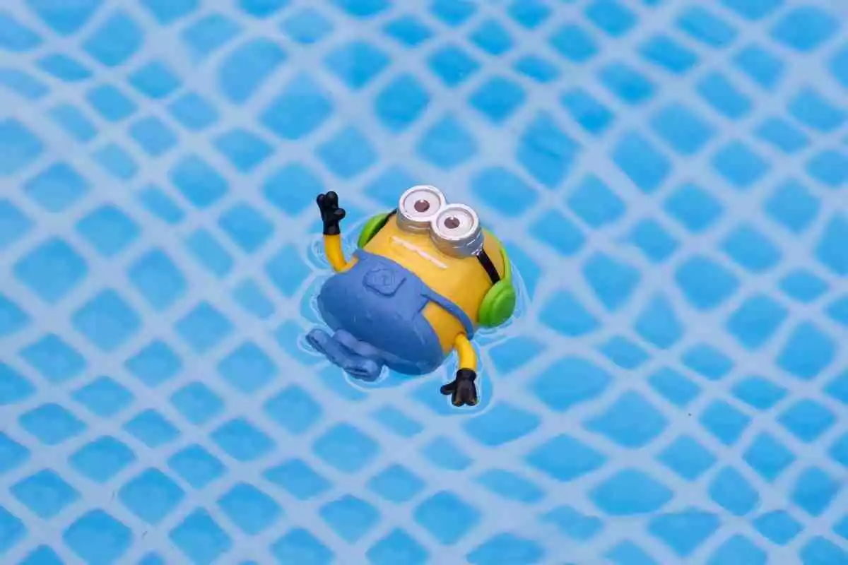 Minion en una piscina