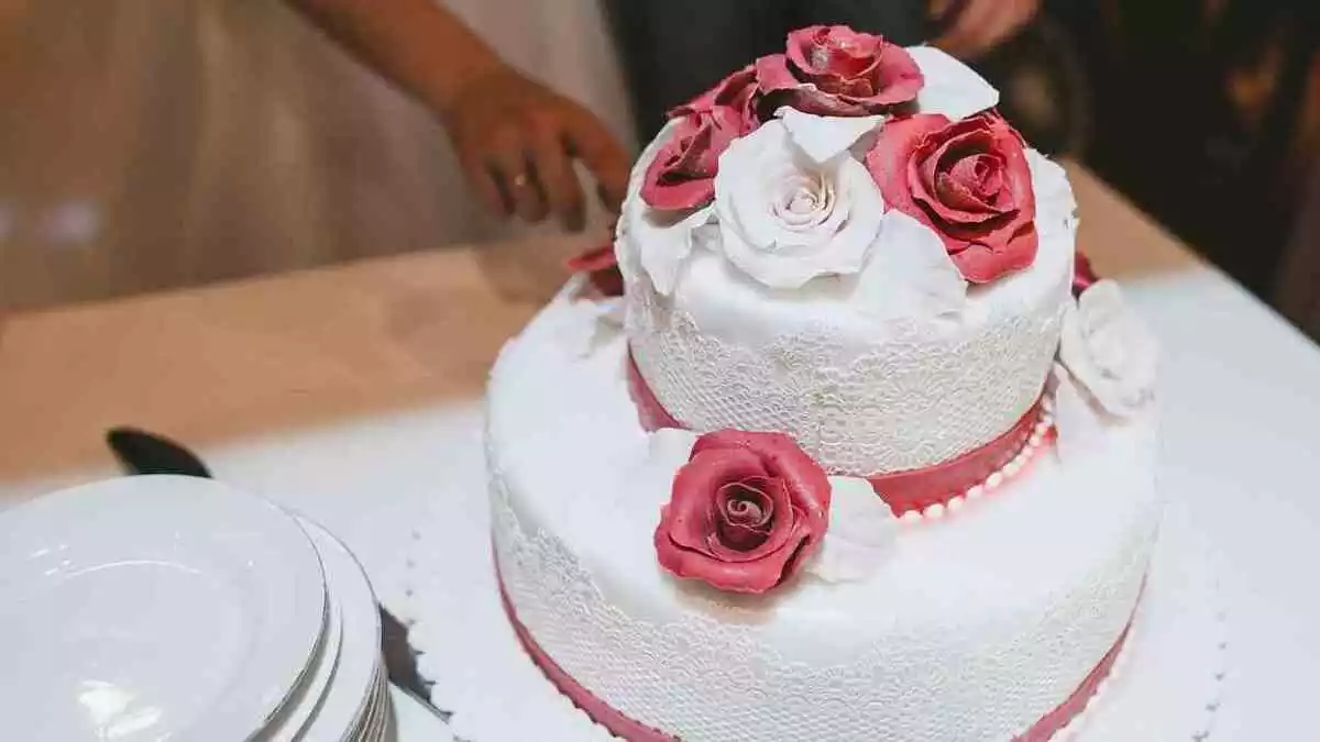Pastel de boda decorado con rosas