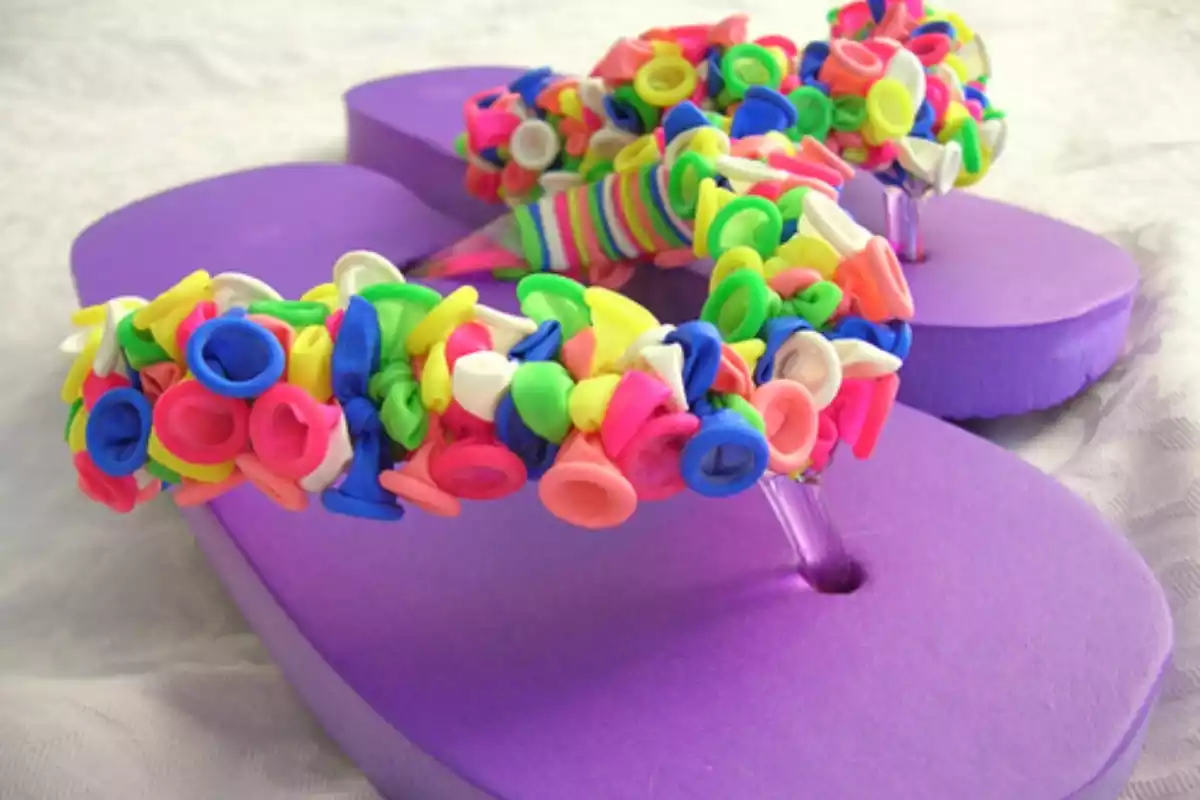 Sandalias decoradas con globos sin hinchar