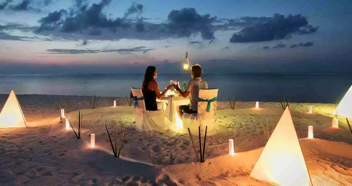 Una pareja cenando en la playa