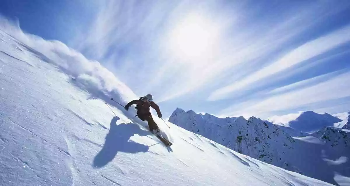Una persona esquiando
