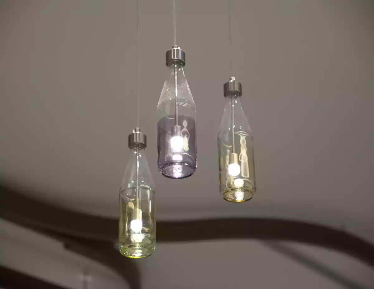 3 lámparas hechas con botellas de vidrio