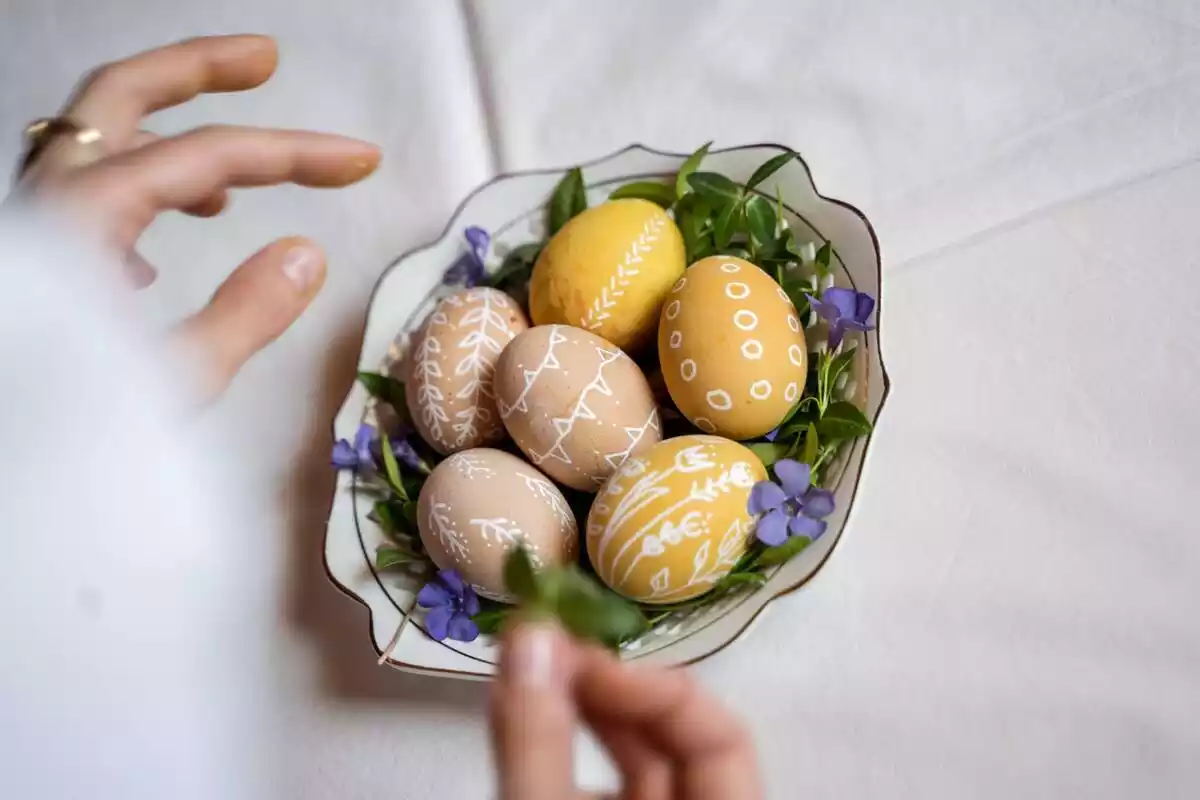 cesto con seis huevos decorados y con florecitas decorativas