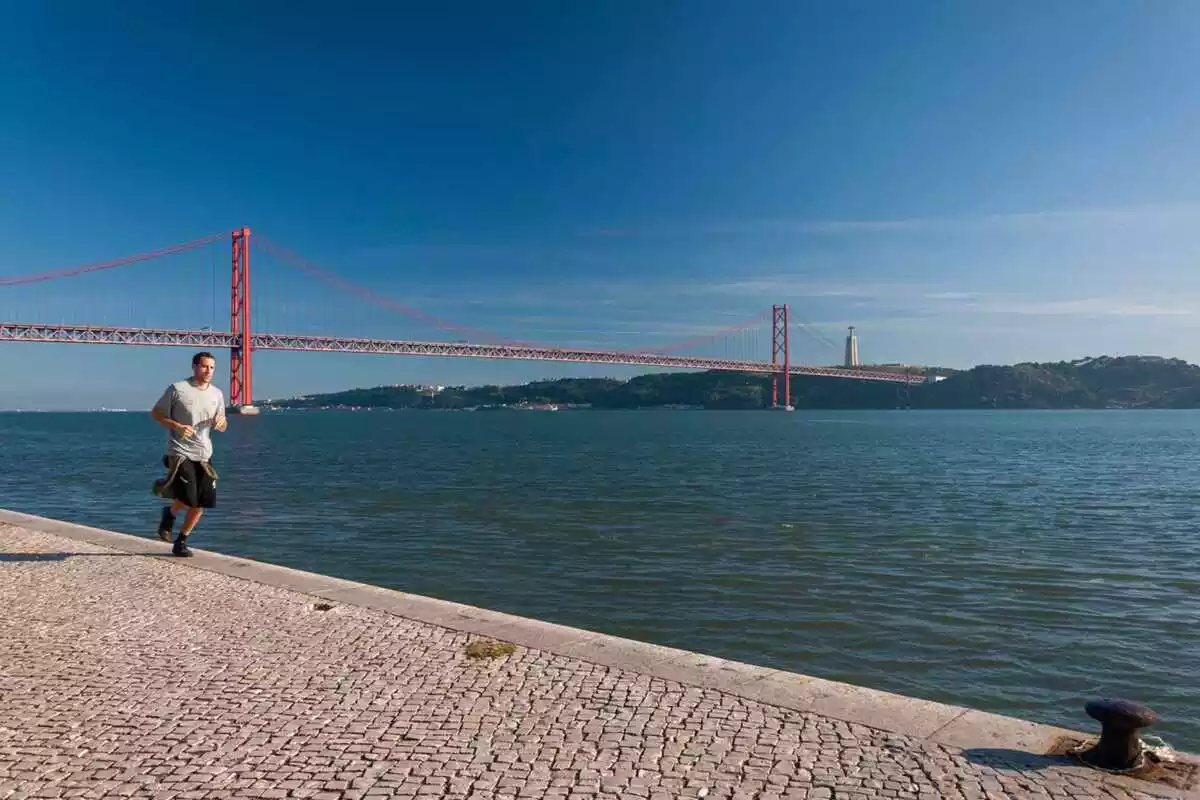 Chico corriendo en Belém, Rio Tajo, Lisboa