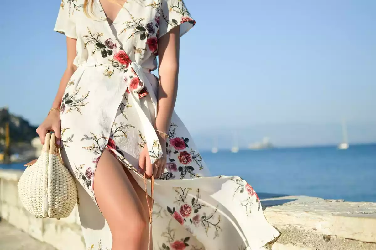 Detalle de vestido veraniego de fiesta abierto por las piernas y de estampado floreado