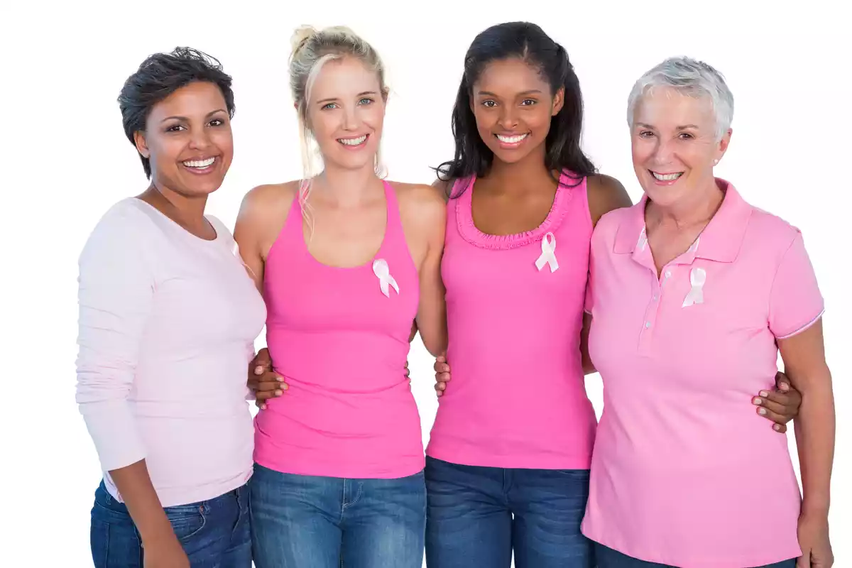 Grupo de mujeres con el lazo rosa