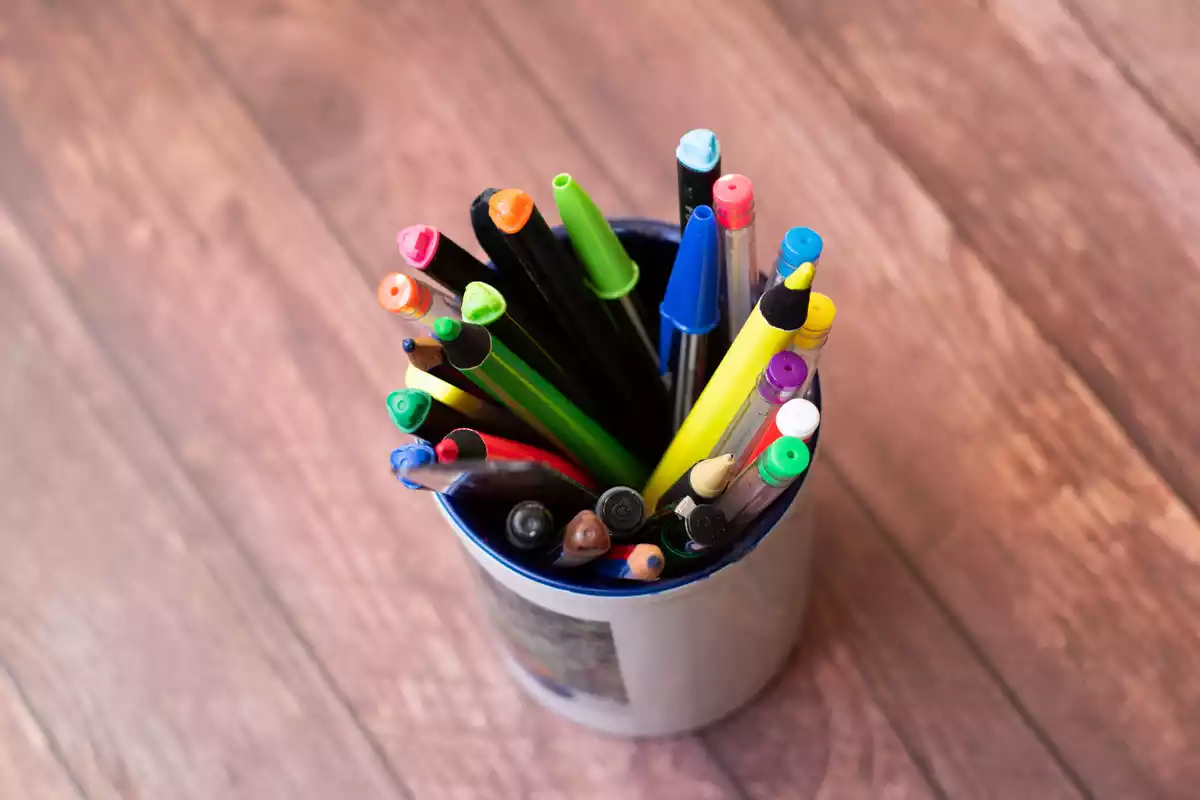 Lapicero con bolígrafos de diferentes colores