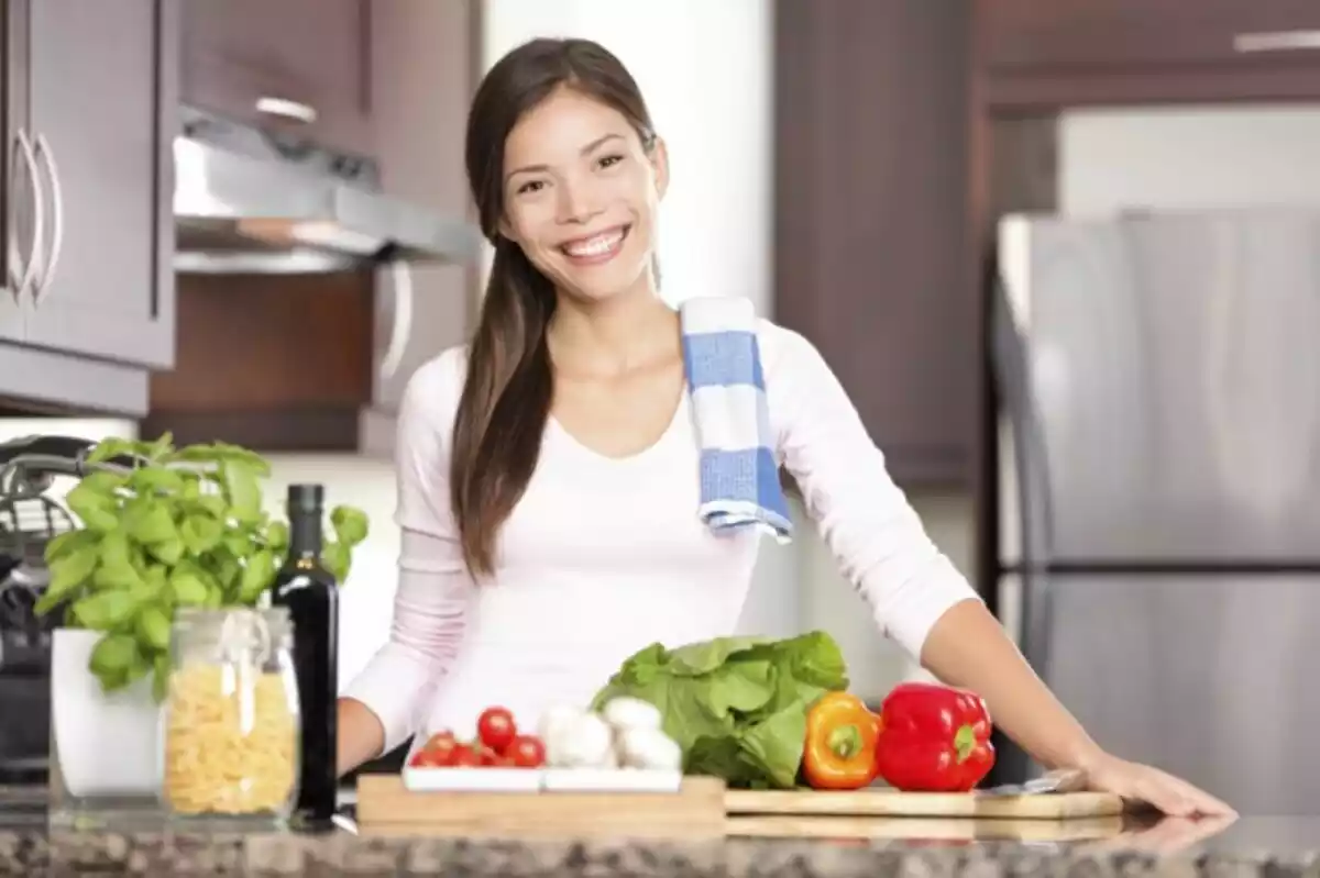 Mujer sonriendo en la cocina