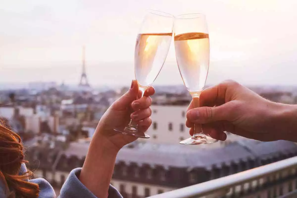 Pareja bebiendo champán en París