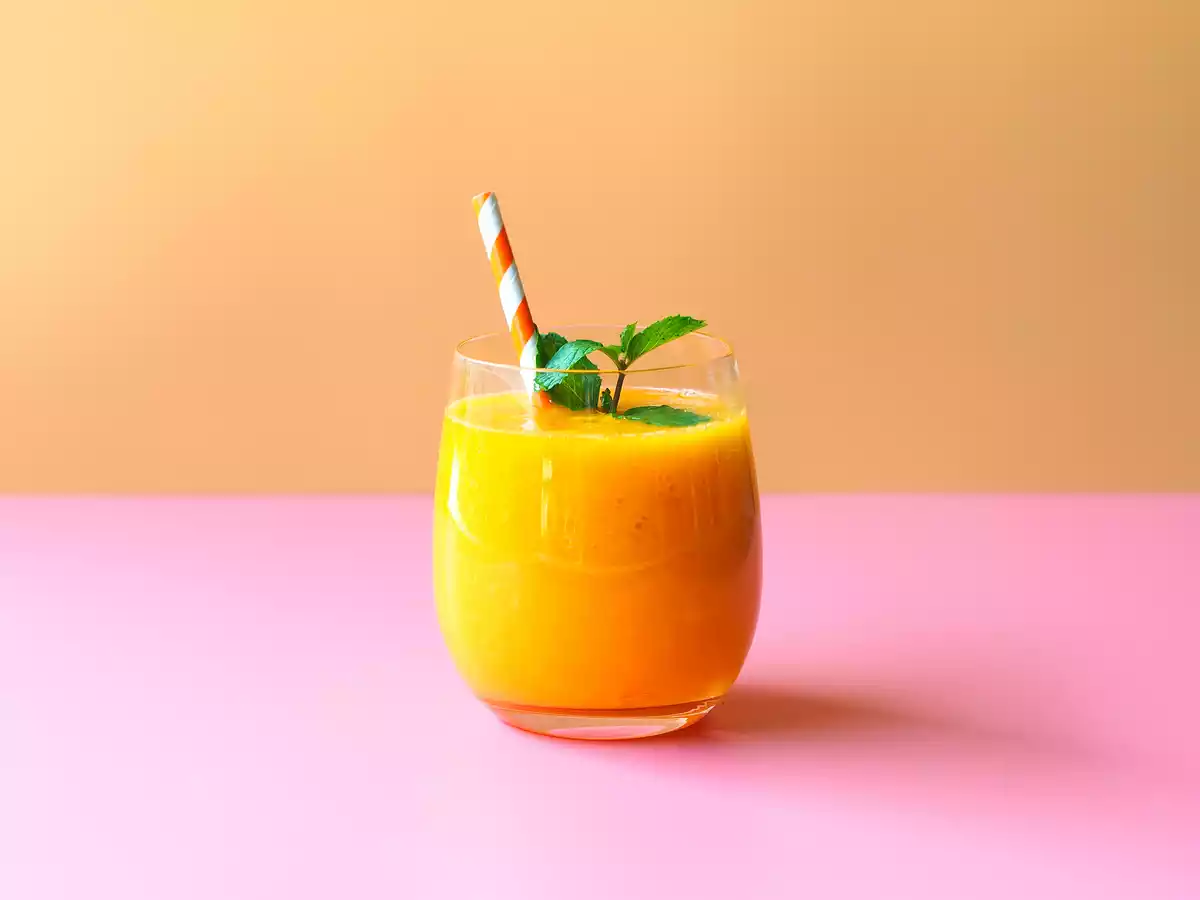 Un vaso de licuado de mango