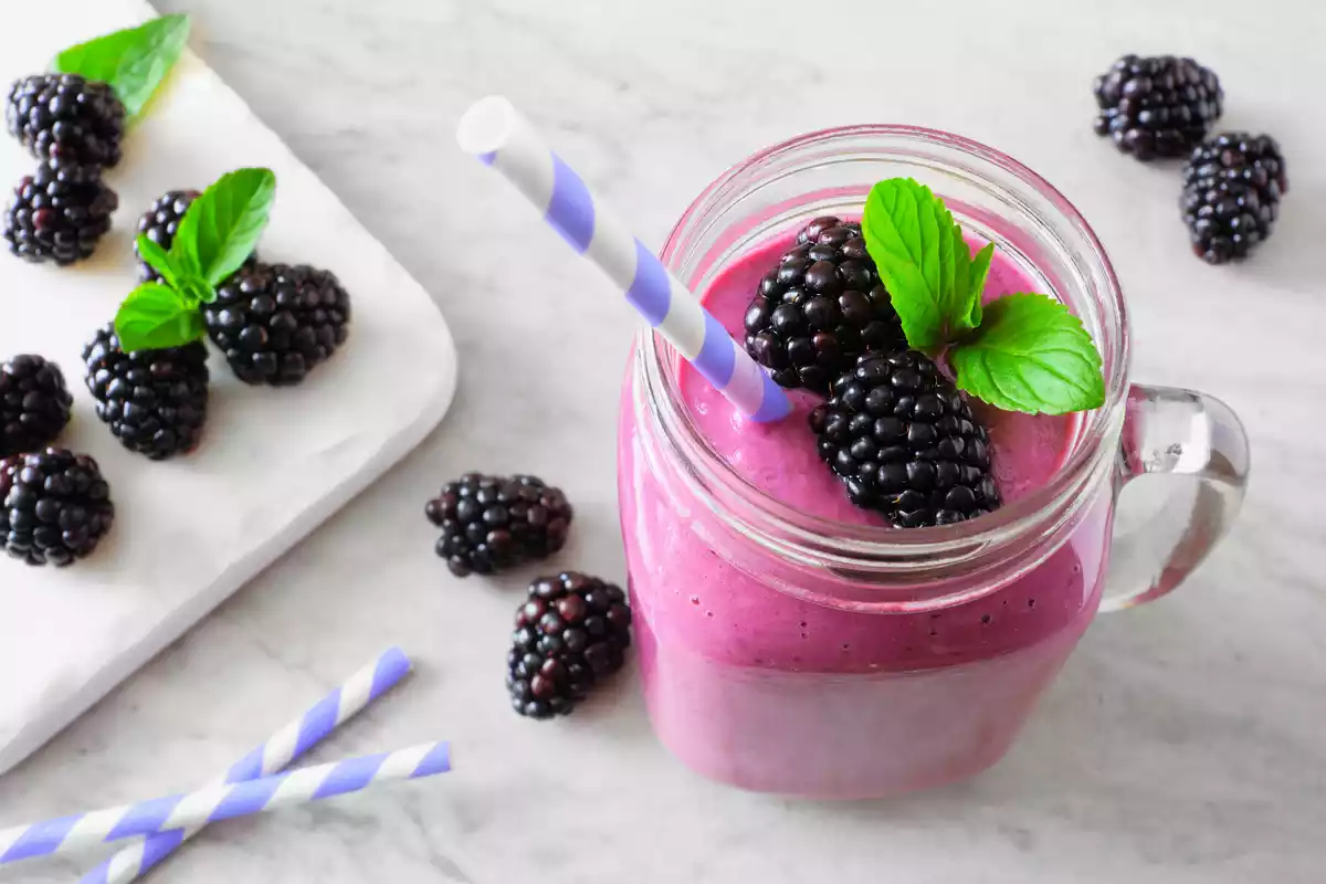 Una jarra con licuado de moras