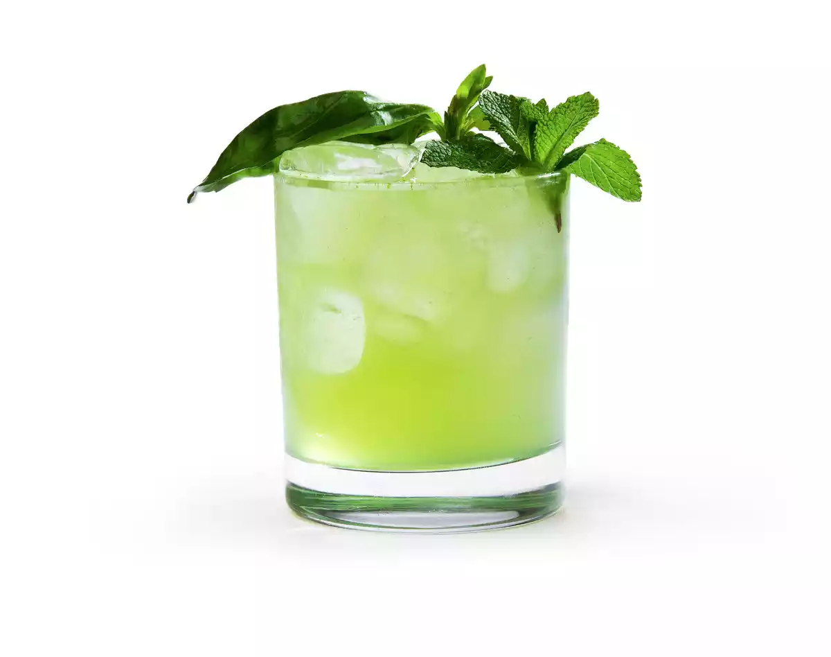 Vaso con coctel verde