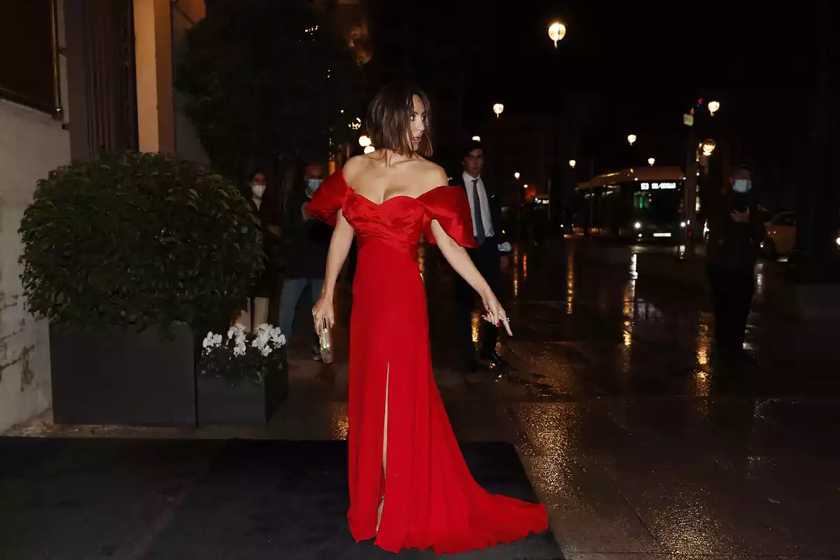 Imagen de un vestido largo rojo de gala
