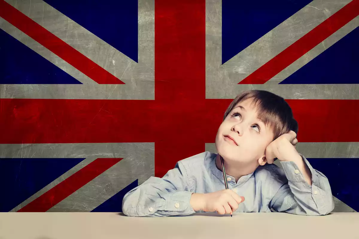 Niño con una bandera inglesa detrás