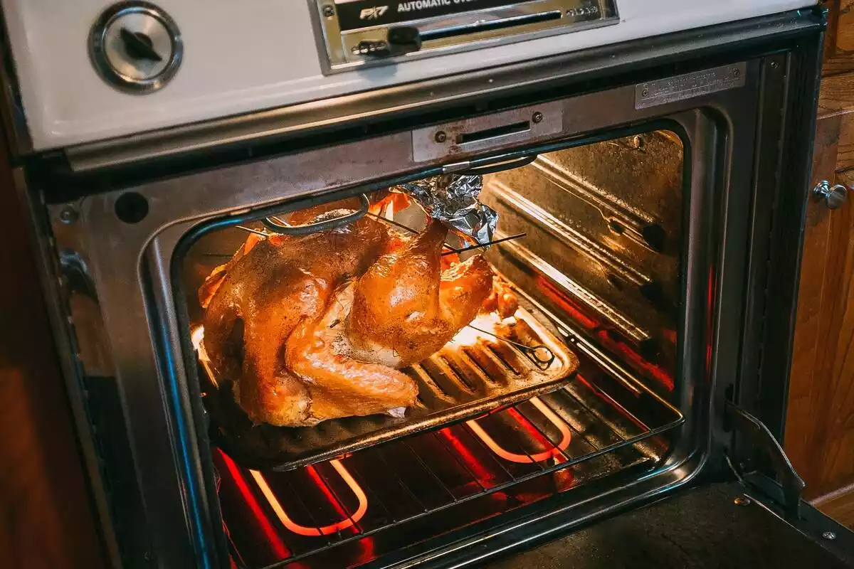 pollo asado dentro de un horno