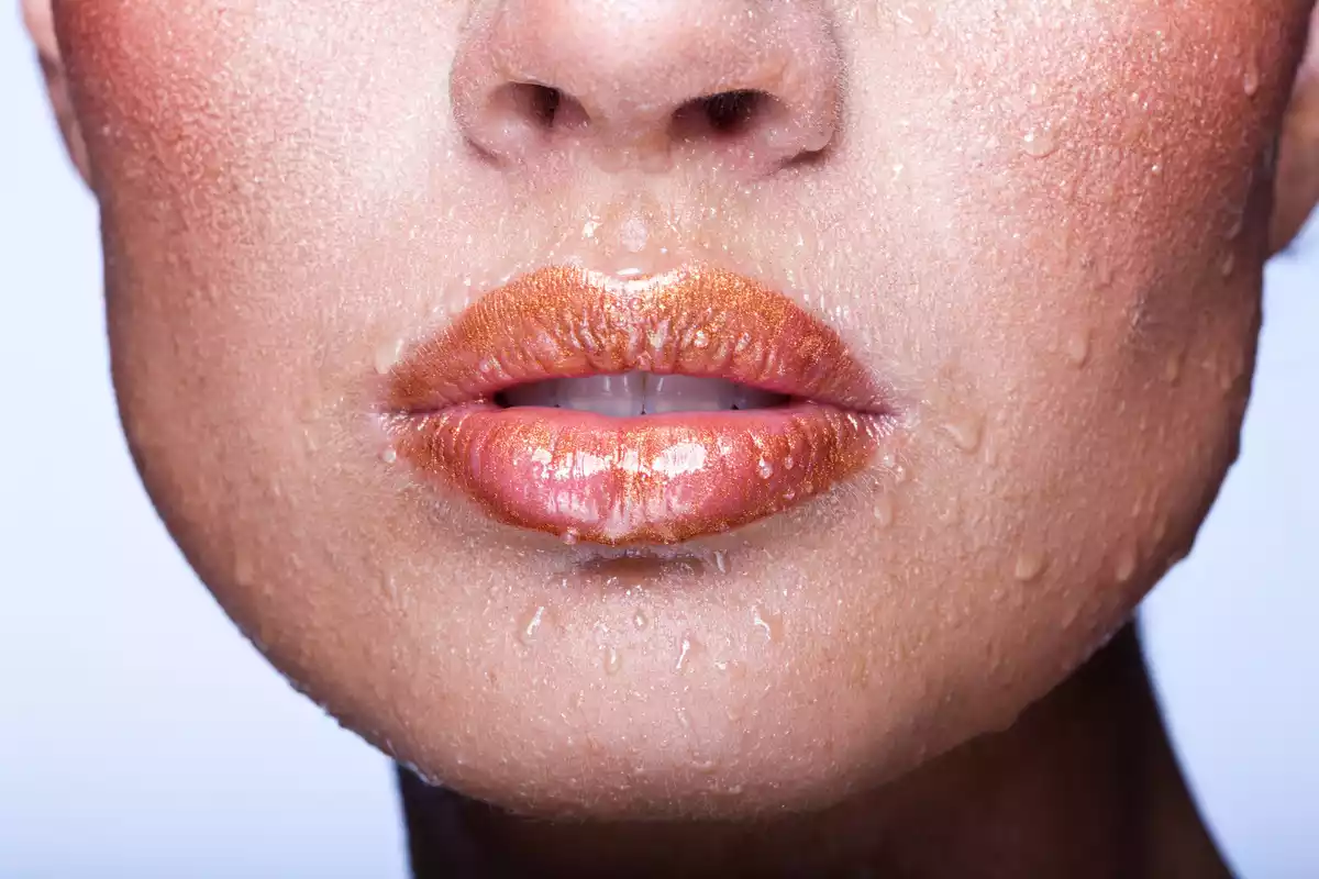 Primer plano de labios de una mujer mojados